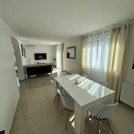 Lägenhet Maison Entiere Décines-Charpieu